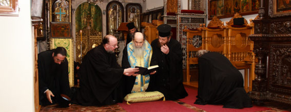Блаженнейший Патриарх во время прощеной молитвы