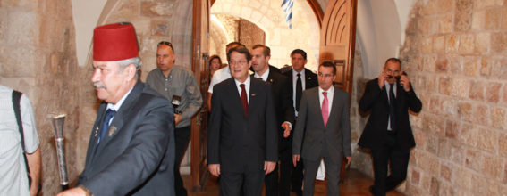 Президент Кипра при входе в Патриархат
