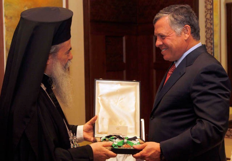 Блаженнейший Патриарх принимает награду от короля Абдаллы ибн Хусейна