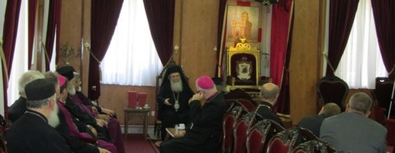 Блаженнейший Патриарх беседует с членами богословского диалога