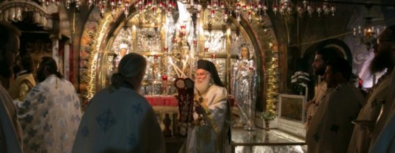 Митрополит Назаретский Кириак совершает Божественную литургию у Голгофы