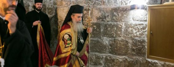 Блаженнейший Патриарх поклоняется гробу Святого Георгия