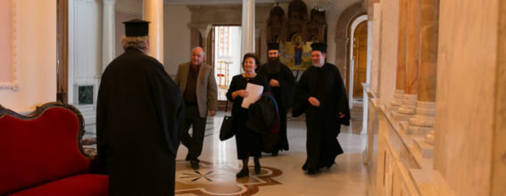 Г-жа Моропулу входит в Патриархат в сопровождении Отцов Святогробцев