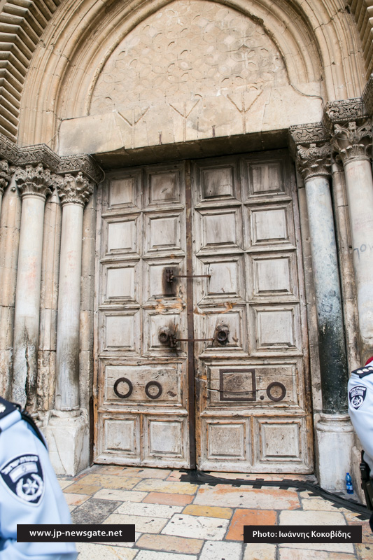 Закрытые врата Пресвятого Храма Воскресения, открываемые православными