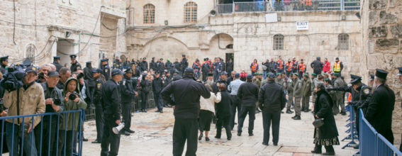 Полицейские во дворе Святого Храма